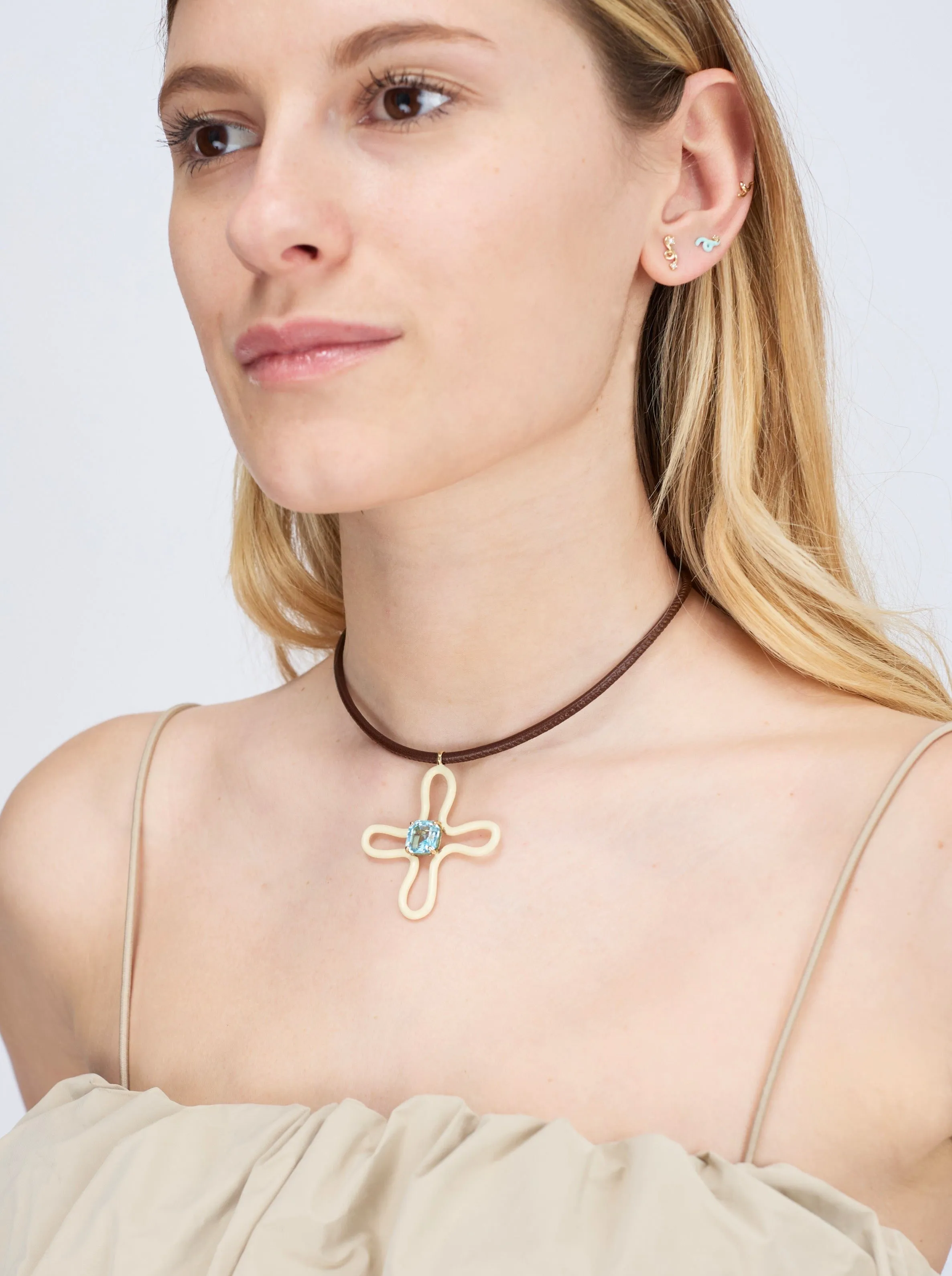 POP CHOKER ~ WITH LUCKY FLOWER PENDANT IN PANNA